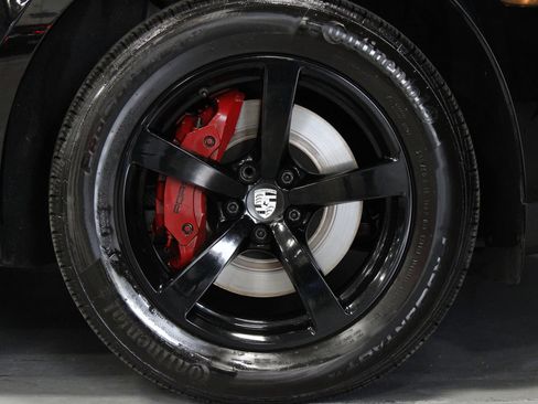 Certified 2021 Porsche Macan AWD/4WD image 9