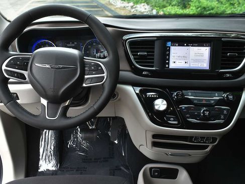 Used 2023 Chrysler Voyager LX FWD image 13