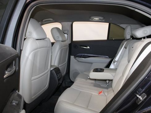 Certified 2022 Cadillac XT4 Luxury w/ Cold Weather Package image 9