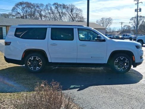 Used 2024 Jeep Wagoneer L Series III w/ Flexible Seating Group image 6