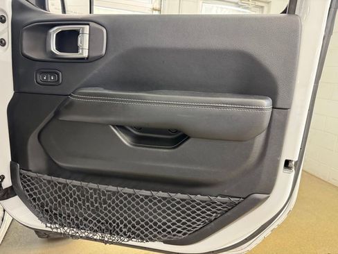 Used 2018 Jeep Wrangler Unlimited Sahara AWD/4WD image 27