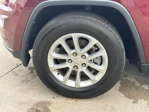 Used 2022 Jeep Grand Cherokee Laredo X image 10