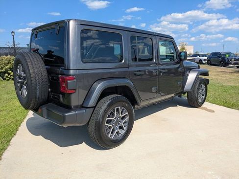 Used 2025 Jeep Wrangler Unlimited Sahara AWD/4WD image 5