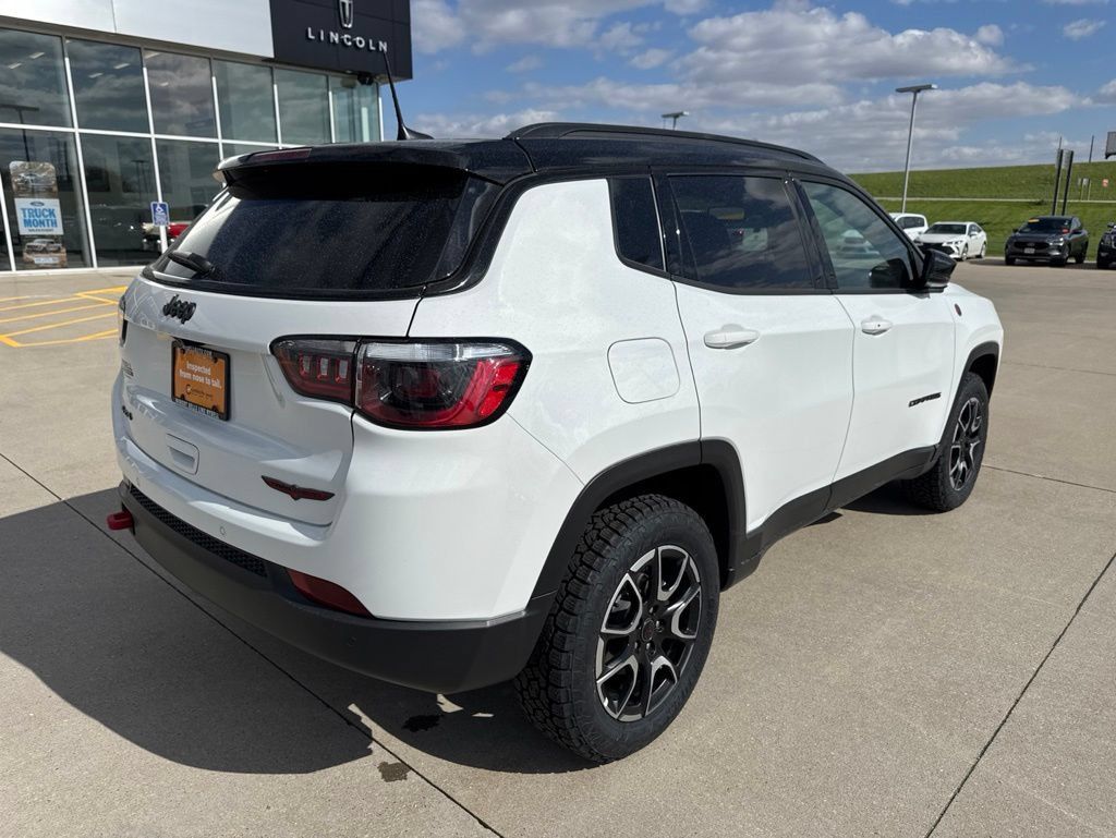 Used 2025 Jeep Compass Trailhawk AWD/4WD image 10