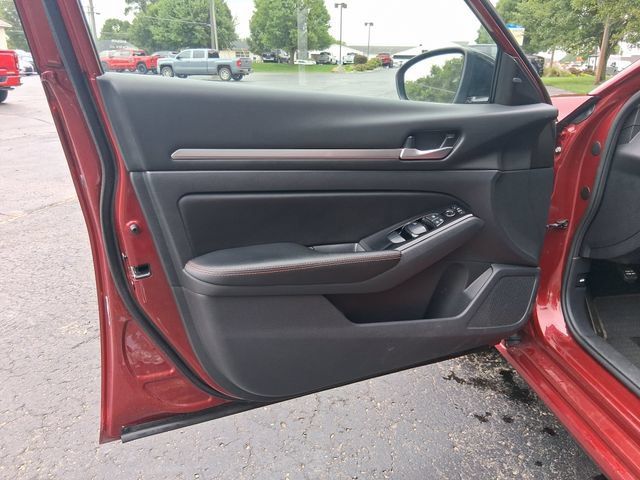 Used 2024 Nissan Altima 2.5 SR FWD image 9
