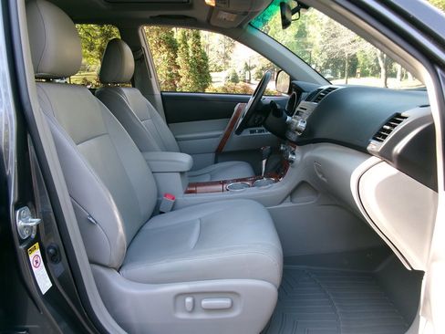Used 2010 Toyota Highlander Limited image 18