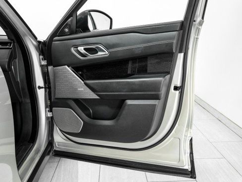 Used 2019 Land Rover Range Rover Velar R-Dynamic SE image 43