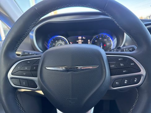 Used 2024 Chrysler Pacifica Touring-L image 23