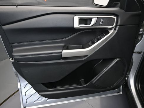 Used 2022 Ford Explorer XLT w/ Equipment Group 202A image 11