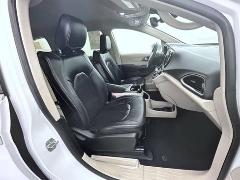 Used 2022 Chrysler Pacifica Touring-L FWD image 15