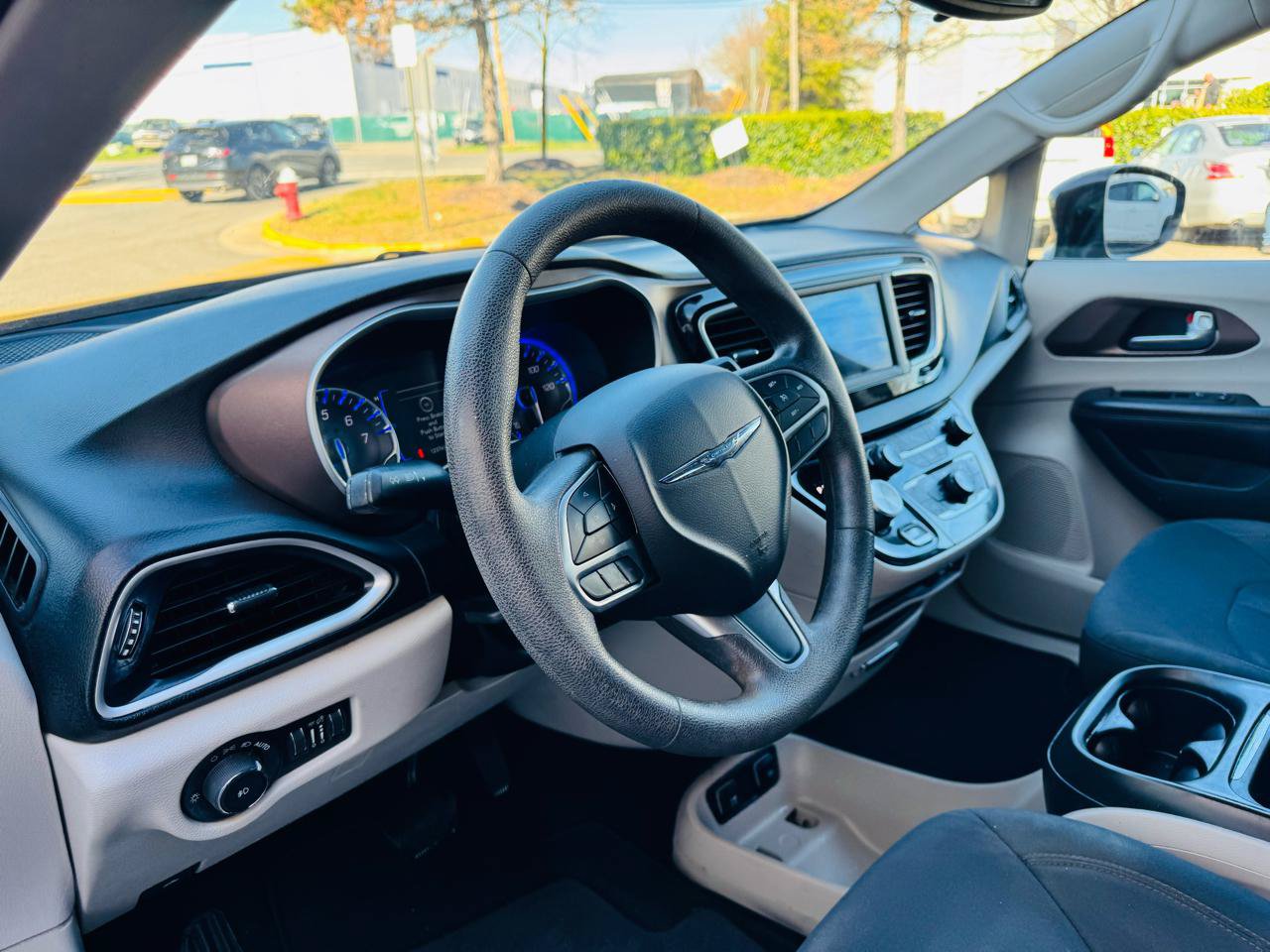 Used 2018 Chrysler Pacifica Touring Plus w/ Tire & Wheel Group FWD image 13