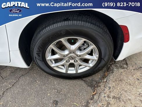 Used 2024 Chrysler Pacifica Touring-L image 13