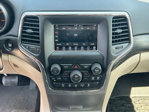 Used 2019 Jeep Grand Cherokee Laredo AWD/4WD image 15