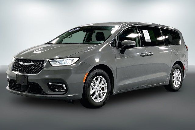 Used 2023 Chrysler Pacifica Touring-L FWD image 3