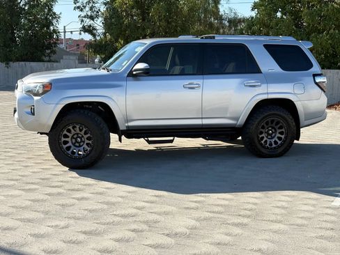 Used 2018 Toyota 4Runner SR5 AWD/4WD image 5