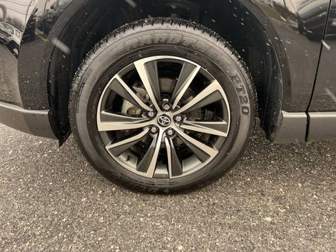 Used 2023 Toyota Venza LE image 12