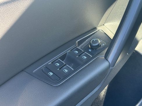 Used 2021 Volkswagen Tiguan SE image 21