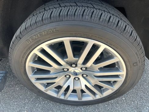Used 2024 Ford Expedition Limited AWD/4WD image 10