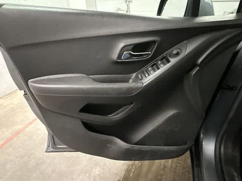 Used 2019 Chevrolet Trax LT w/ LT Convenience Package image 15