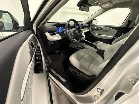 Used 2025 Ford Explorer Platinum w/ Ultimate Package AWD/4WD image 21