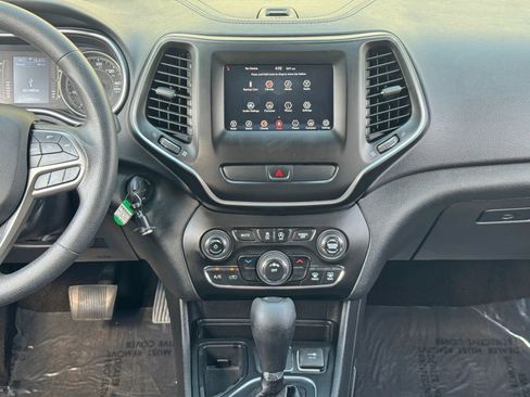 Used 2019 Jeep Cherokee Latitude w/ Popular Appearance Group FWD image 21