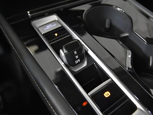 Used 2024 Volkswagen Atlas SE image 28