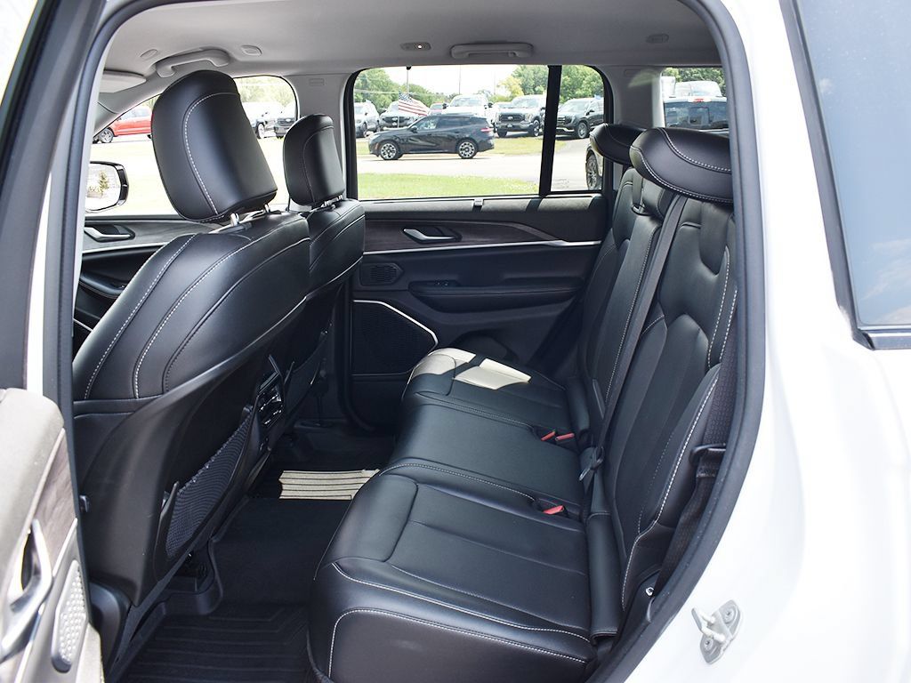 Used 2023 Jeep Grand Cherokee Limited w/ Luxury Tech Group II AWD/4WD image 6