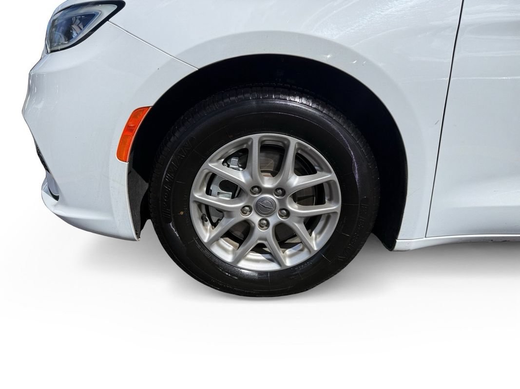 Used 2024 Chrysler Pacifica Touring-L FWD image 9