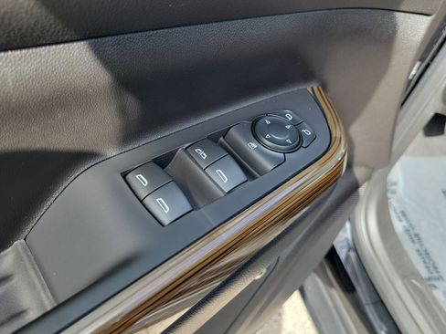 Used 2023 GMC Acadia SLE w/ Driver Convenience Package FWD image 24