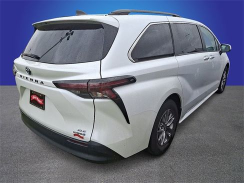 Used 2023 Toyota Sienna XLE image 3