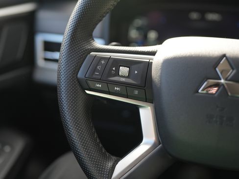 Used 2024 Mitsubishi Outlander AWD image 19