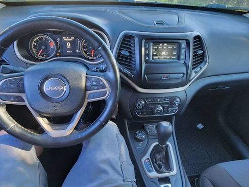 Used 2017 Jeep Cherokee Latitude w/ Cold Weather Group AWD/4WD image 4
