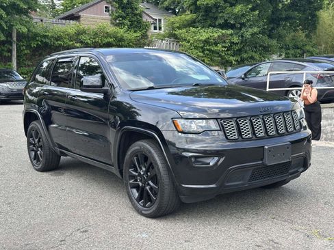 Used 2018 Jeep Grand Cherokee Altitude AWD/4WD image 1