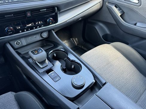 Used 2022 Nissan Rogue SV image 33