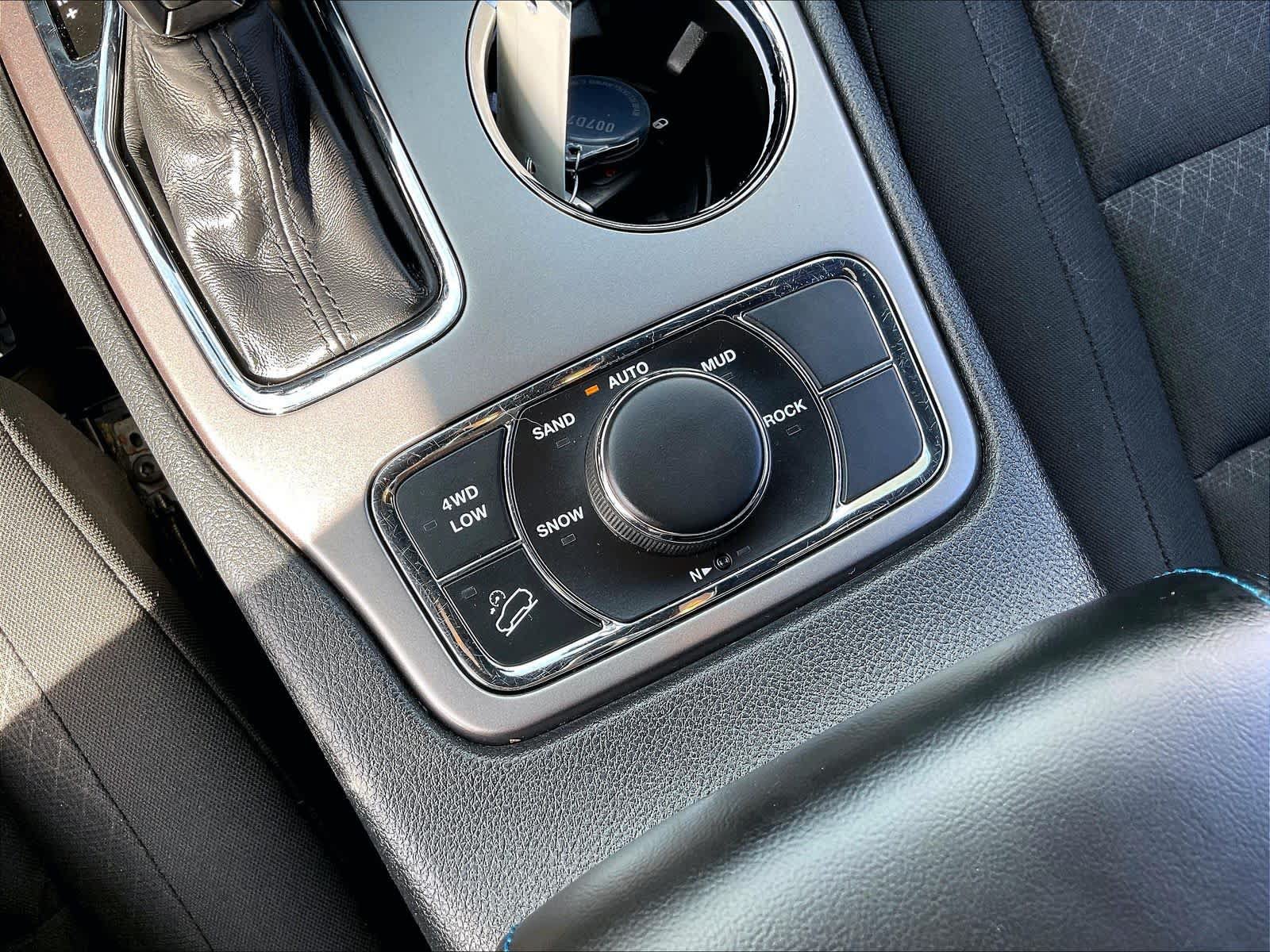 Used 2019 Jeep Grand Cherokee Laredo AWD/4WD image 38
