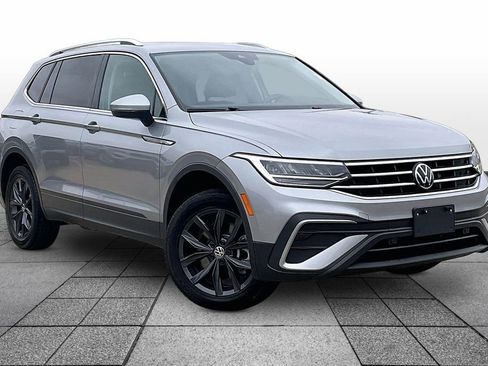 Used 2024 Volkswagen Tiguan SE image 2