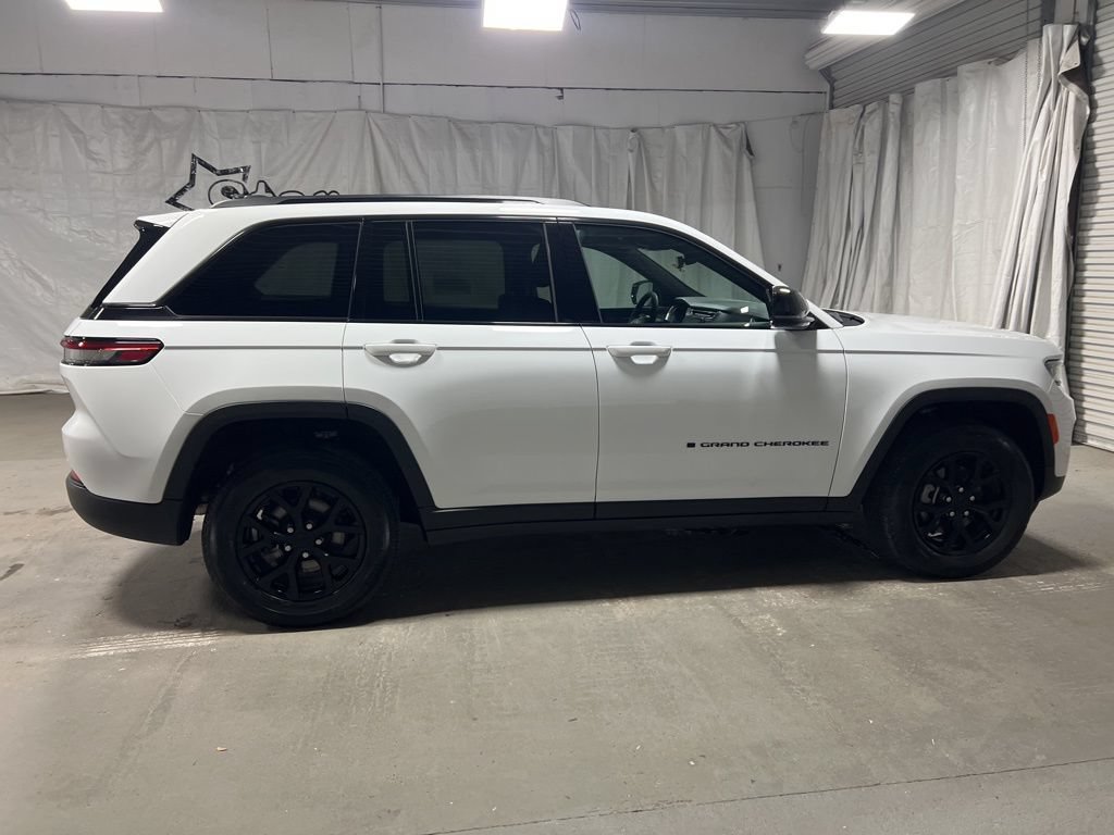 Used 2025 Jeep Grand Cherokee Altitude AWD/4WD image 8