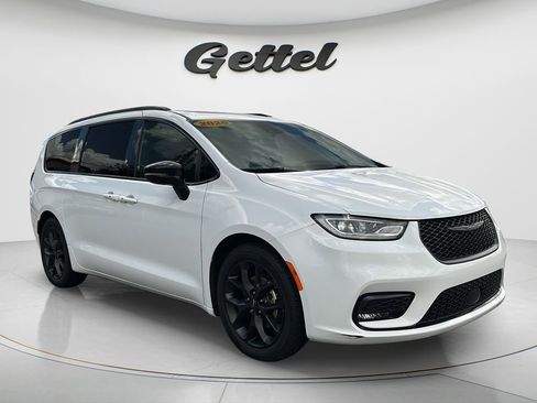 Used 2025 Chrysler Pacifica Limited FWD image 3