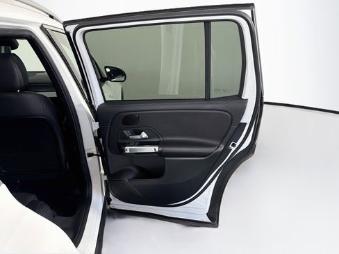 Used 2025 Mercedes-Benz GLB 250 image 33