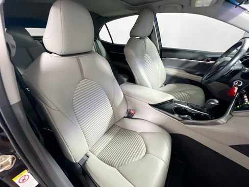Used 2018 Toyota Camry SE w/ Moonroof Package FWD image 27