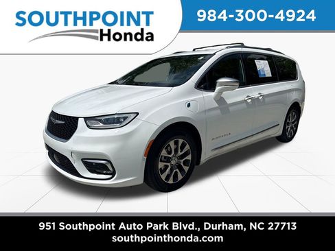 Used 2022 Chrysler Pacifica Pinnacle FWD image 3