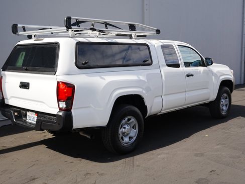 Used 2022 Toyota Tacoma SR image 4