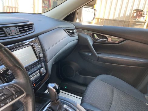 Used 2018 Nissan Rogue SV image 16