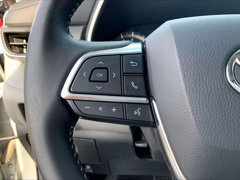 Used 2020 Toyota Highlander XLE FWD image 24