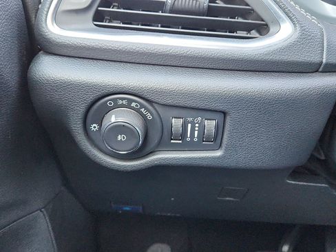 Used 2025 Chrysler Pacifica Limited image 15