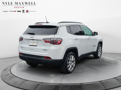 Used 2024 Jeep Compass Latitude w/ Sun and Sound Group AWD/4WD image 16
