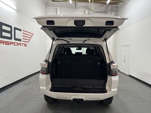 Used 2022 Toyota 4Runner SR5 AWD/4WD image 10