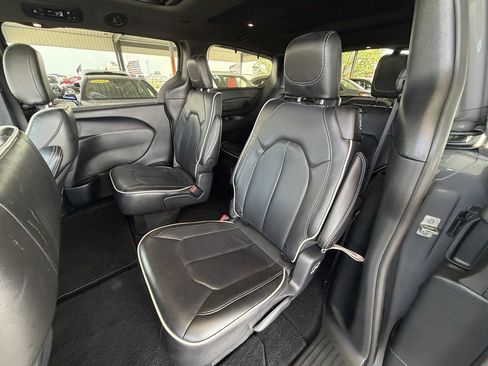Used 2025 Chrysler Pacifica Limited FWD image 25