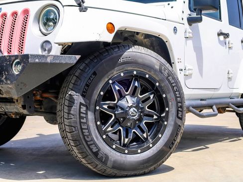 Used 2017 Jeep Wrangler Unlimited Sahara AWD/4WD image 3