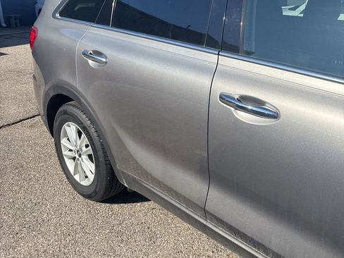 Used 2019 Kia Sorento LX image 4